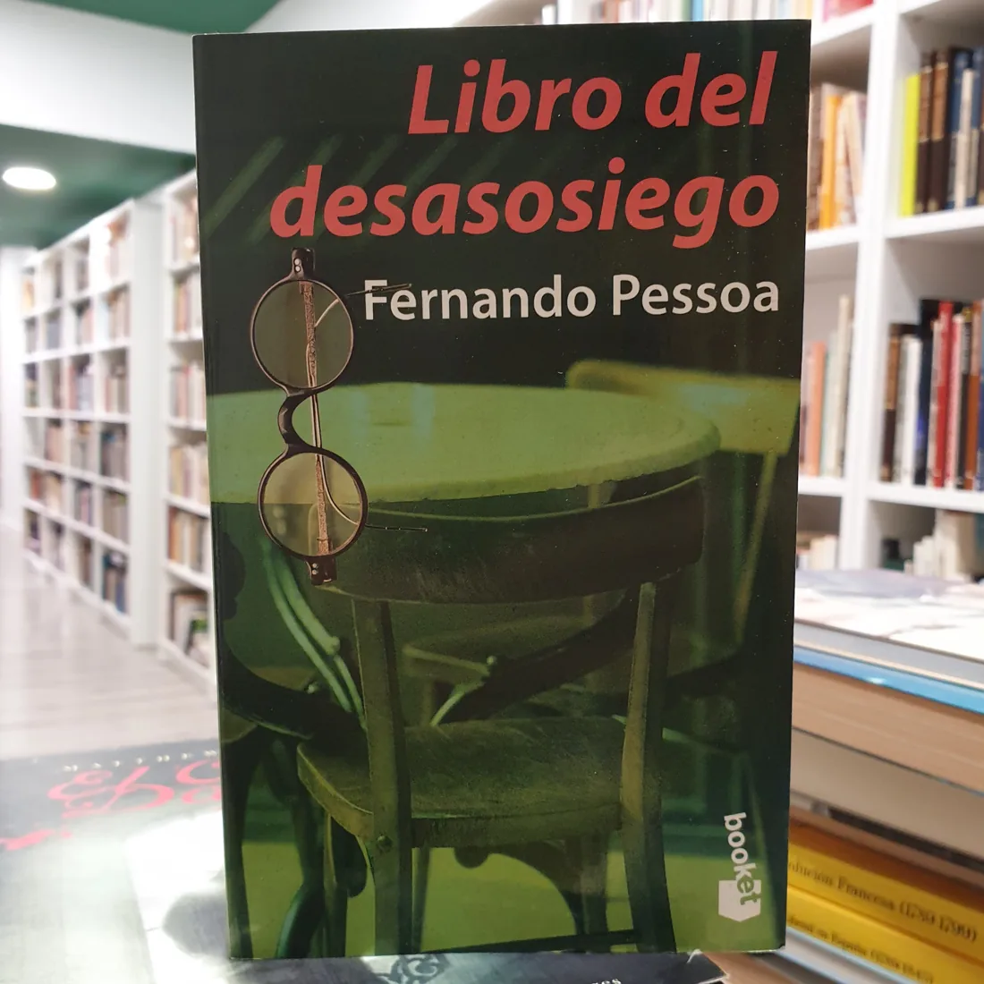 Libro del desasosiego, de Fernando Pessoa, amb la llibreria al fons